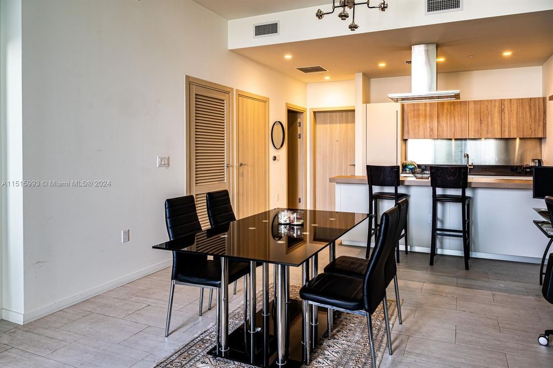Recently Rented: $4,700 (1 beds, 1 baths, 820 Square Feet)