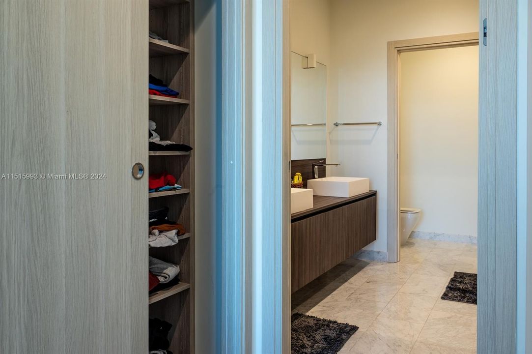 Recently Rented: $4,700 (1 beds, 1 baths, 820 Square Feet)