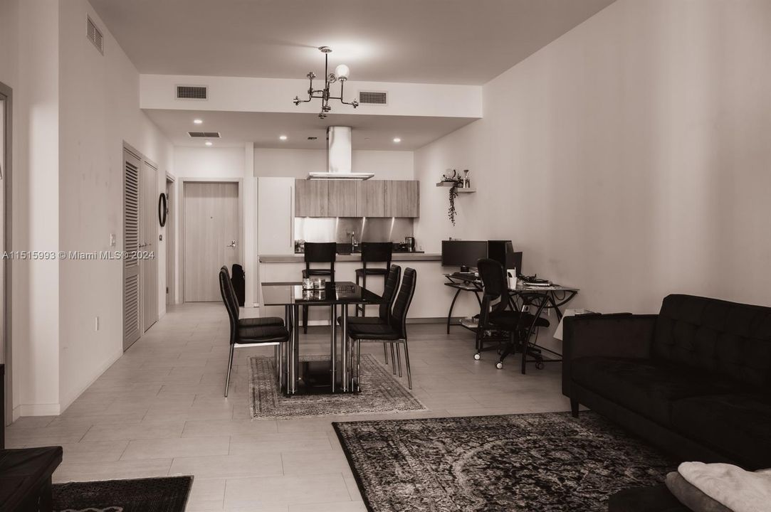 Recently Rented: $4,700 (1 beds, 1 baths, 820 Square Feet)