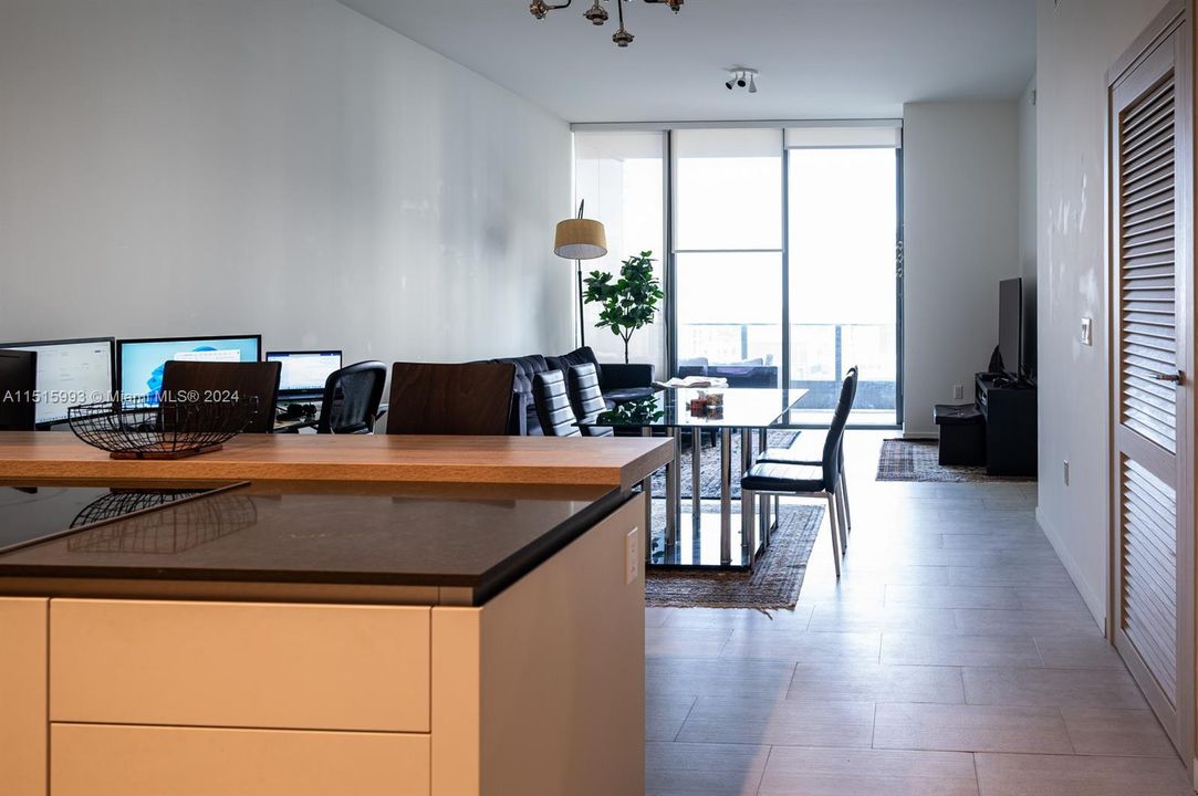 Recently Rented: $4,700 (1 beds, 1 baths, 820 Square Feet)