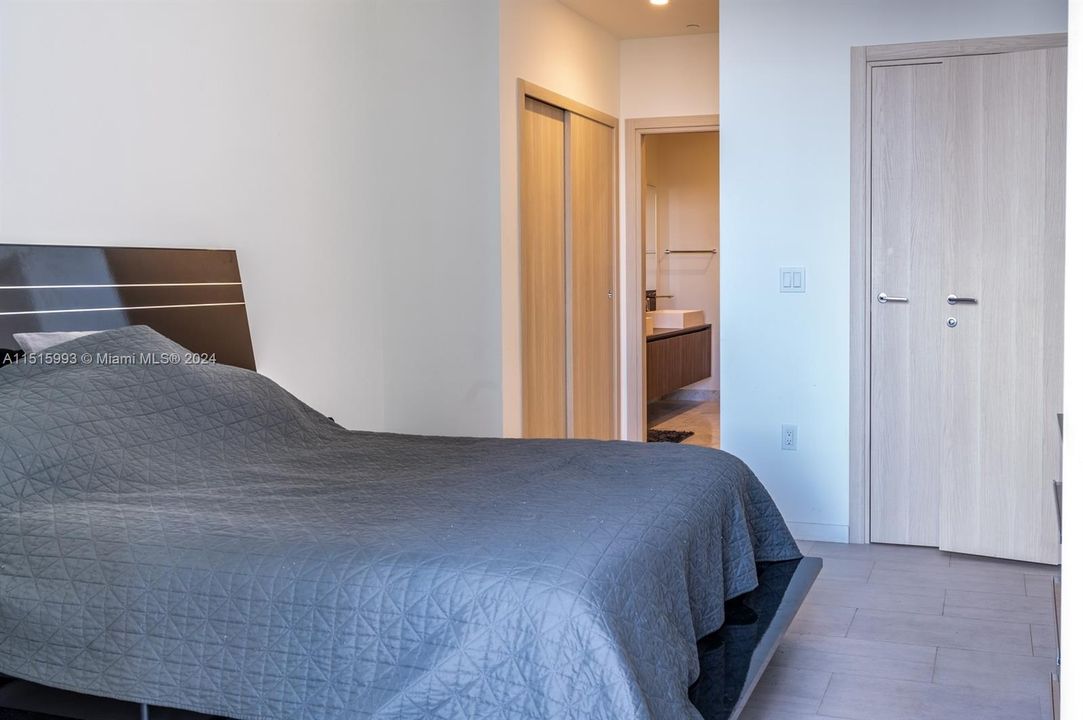 Recently Rented: $4,700 (1 beds, 1 baths, 820 Square Feet)