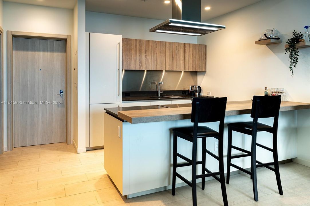 Recently Rented: $4,700 (1 beds, 1 baths, 820 Square Feet)