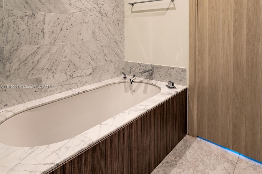 Recently Rented: $4,700 (1 beds, 1 baths, 820 Square Feet)