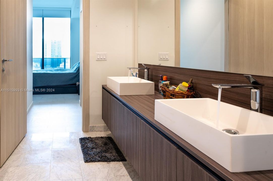 Recently Rented: $4,700 (1 beds, 1 baths, 820 Square Feet)