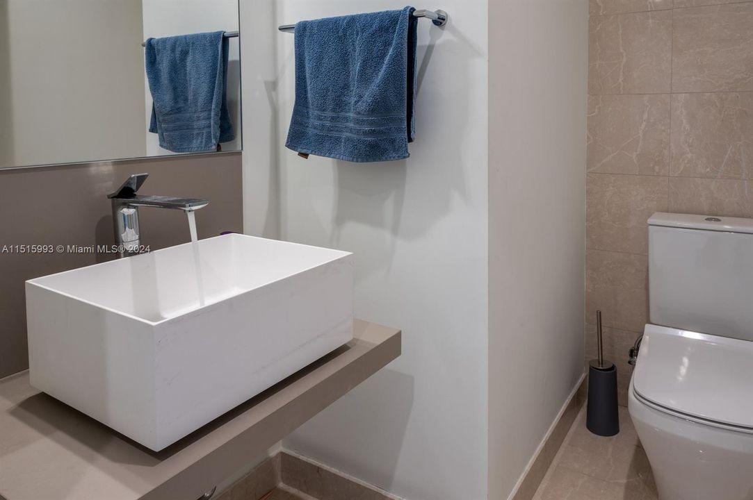 Recently Rented: $4,700 (1 beds, 1 baths, 820 Square Feet)