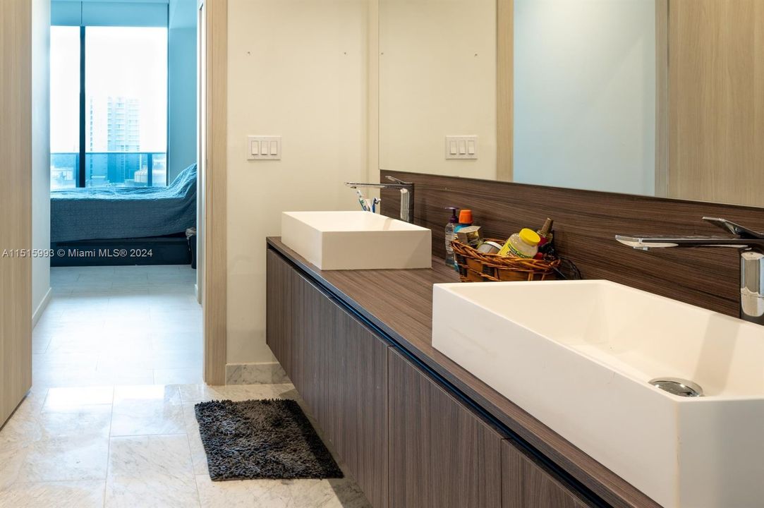 Recently Rented: $4,700 (1 beds, 1 baths, 820 Square Feet)