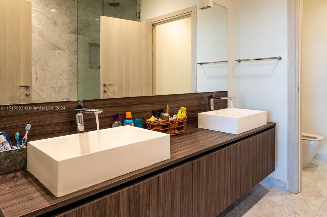 Recently Rented: $4,700 (1 beds, 1 baths, 820 Square Feet)