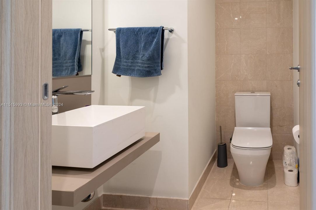 Recently Rented: $4,700 (1 beds, 1 baths, 820 Square Feet)