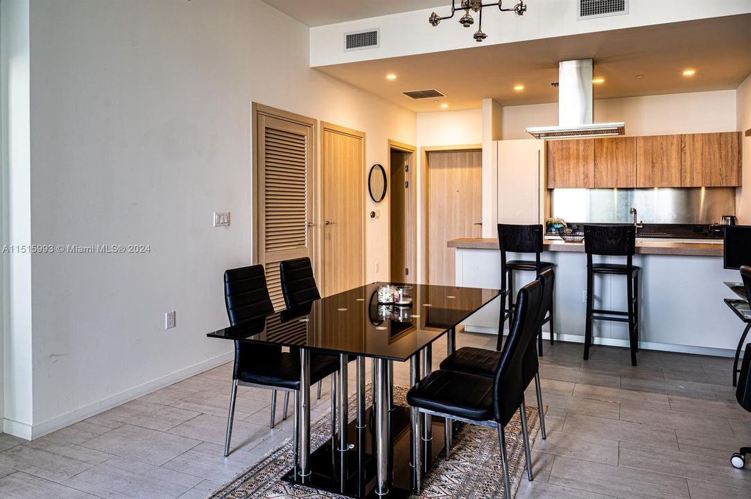 Recently Rented: $4,700 (1 beds, 1 baths, 820 Square Feet)