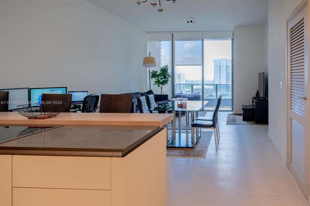 Recently Rented: $4,700 (1 beds, 1 baths, 820 Square Feet)