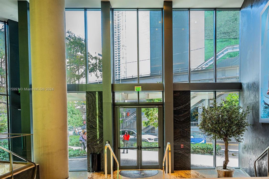 Recently Rented: $4,700 (1 beds, 1 baths, 820 Square Feet)