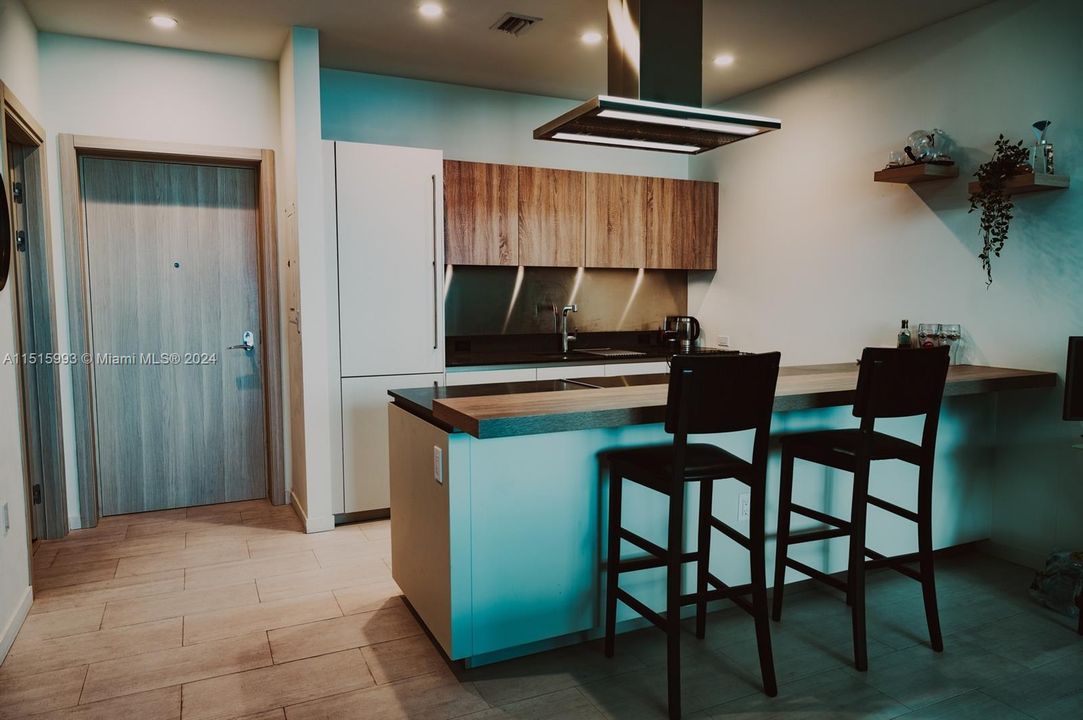 Recently Rented: $4,700 (1 beds, 1 baths, 820 Square Feet)