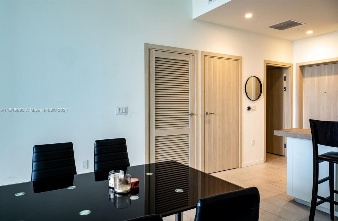 Recently Rented: $4,700 (1 beds, 1 baths, 820 Square Feet)