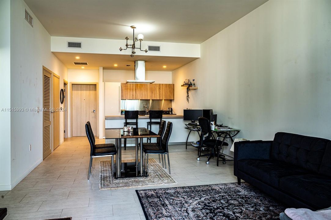 Recently Rented: $4,700 (1 beds, 1 baths, 820 Square Feet)