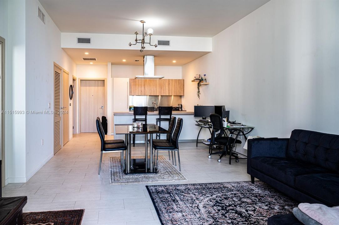 Recently Rented: $4,700 (1 beds, 1 baths, 820 Square Feet)