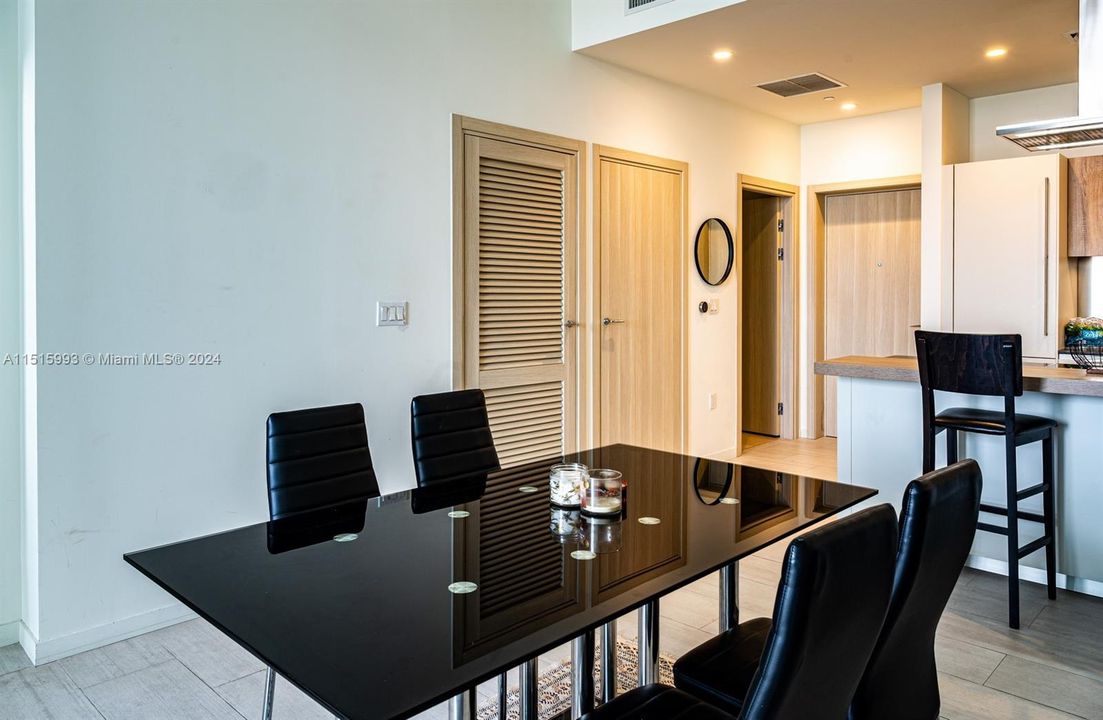 Recently Rented: $4,700 (1 beds, 1 baths, 820 Square Feet)