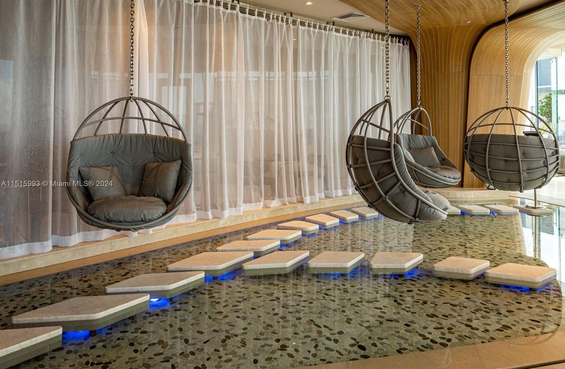 Recently Rented: $4,700 (1 beds, 1 baths, 820 Square Feet)