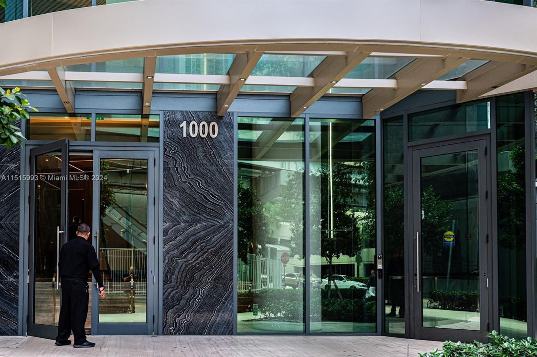 Recently Rented: $4,700 (1 beds, 1 baths, 820 Square Feet)