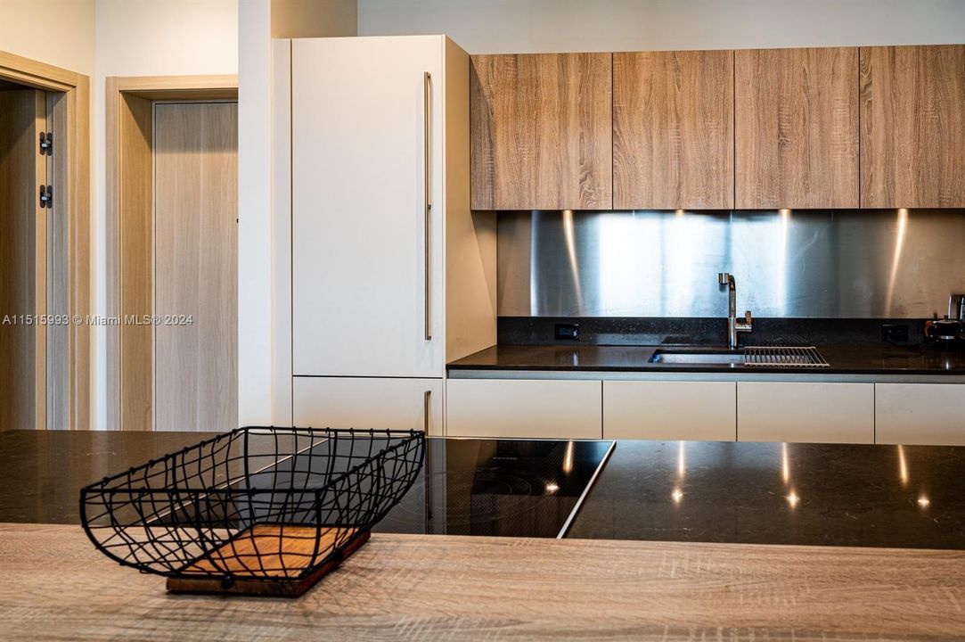 Recently Rented: $4,700 (1 beds, 1 baths, 820 Square Feet)