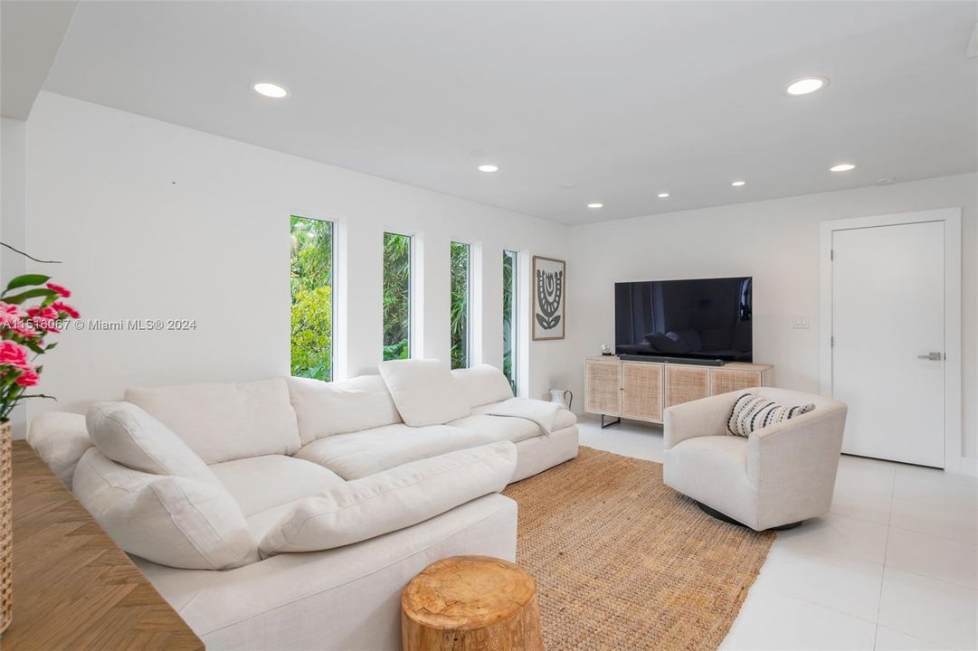 Recently Sold: $3,200,000 (4 beds, 3 baths, 2379 Square Feet)