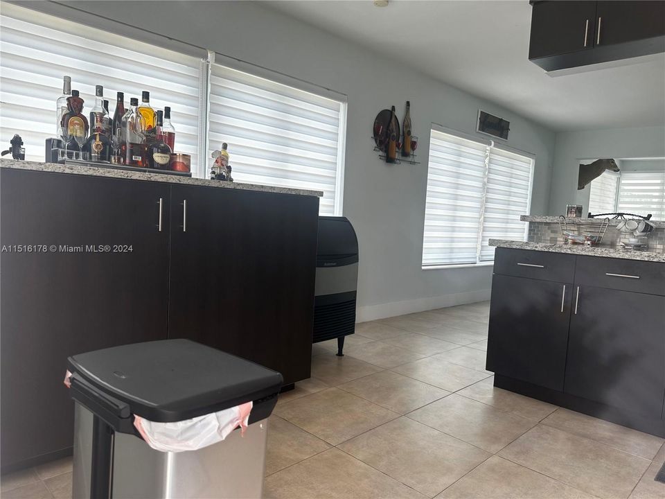 Recently Rented: $3,400 (2 beds, 1 baths, 918 Square Feet)