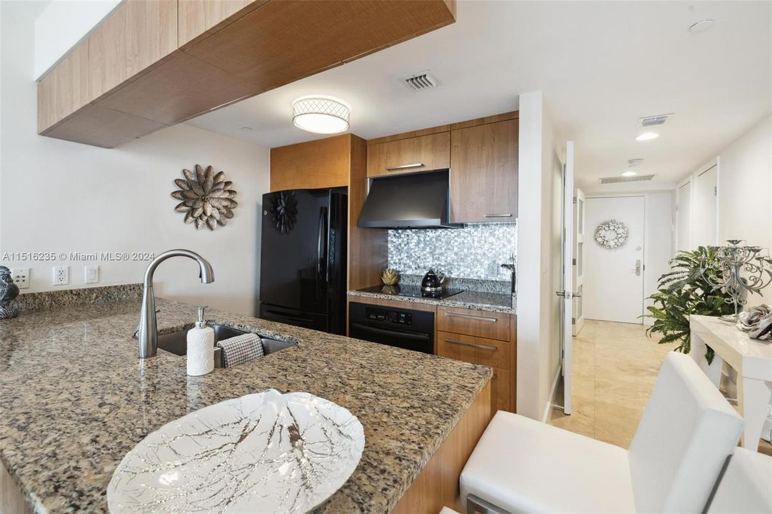 For Sale: $735,000 (2 beds, 1 baths, 1086 Square Feet)