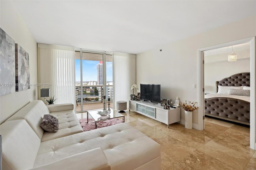 For Sale: $735,000 (2 beds, 1 baths, 1086 Square Feet)