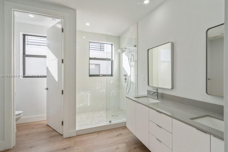 Recently Rented: $7,000 (4 beds, 3 baths, 2335 Square Feet)