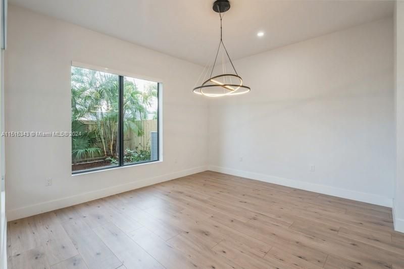 Recently Rented: $7,000 (4 beds, 3 baths, 2335 Square Feet)