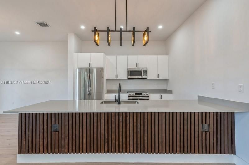 Recently Rented: $7,000 (4 beds, 3 baths, 2335 Square Feet)