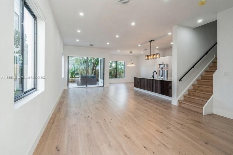 Recently Rented: $7,000 (4 beds, 3 baths, 2335 Square Feet)