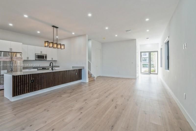 Recently Rented: $7,000 (4 beds, 3 baths, 2335 Square Feet)