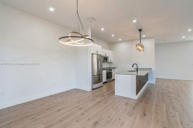 Recently Rented: $7,000 (4 beds, 3 baths, 2335 Square Feet)