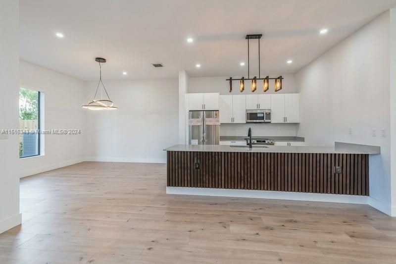 Recently Rented: $7,000 (4 beds, 3 baths, 2335 Square Feet)