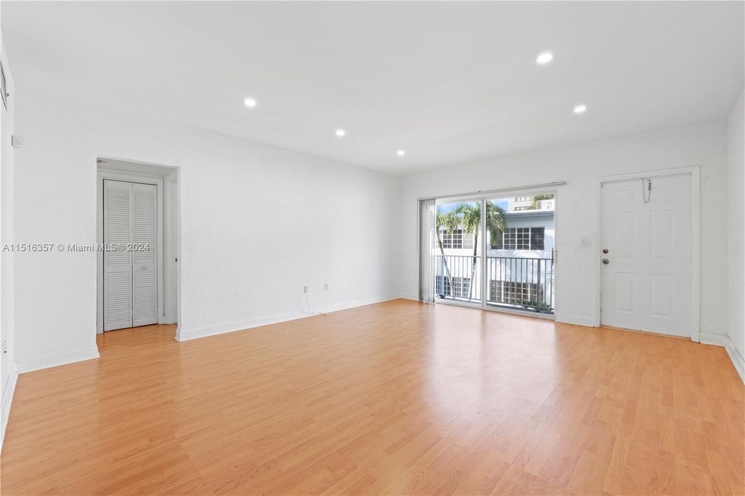 For Sale: $475,000 (2 beds, 2 baths, 1092 Square Feet)