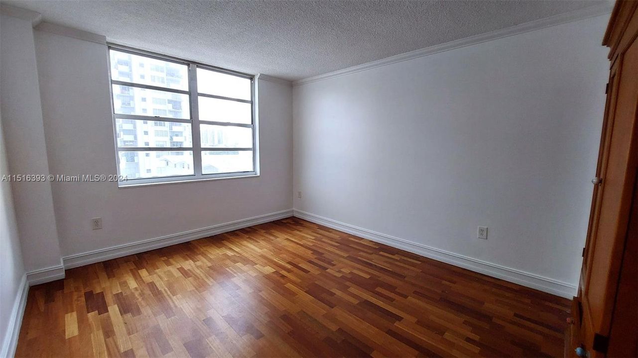 For Sale: $310,000 (2 beds, 2 baths, 1300 Square Feet)