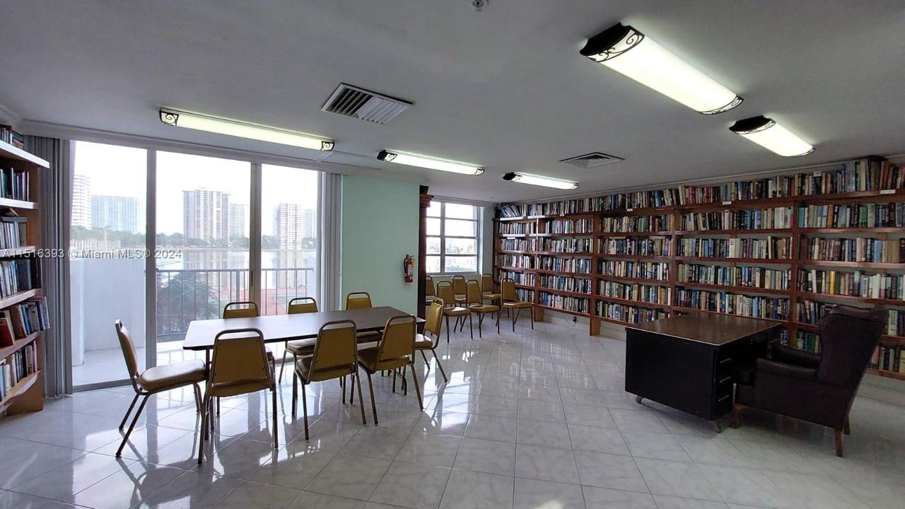 For Sale: $310,000 (2 beds, 2 baths, 1300 Square Feet)