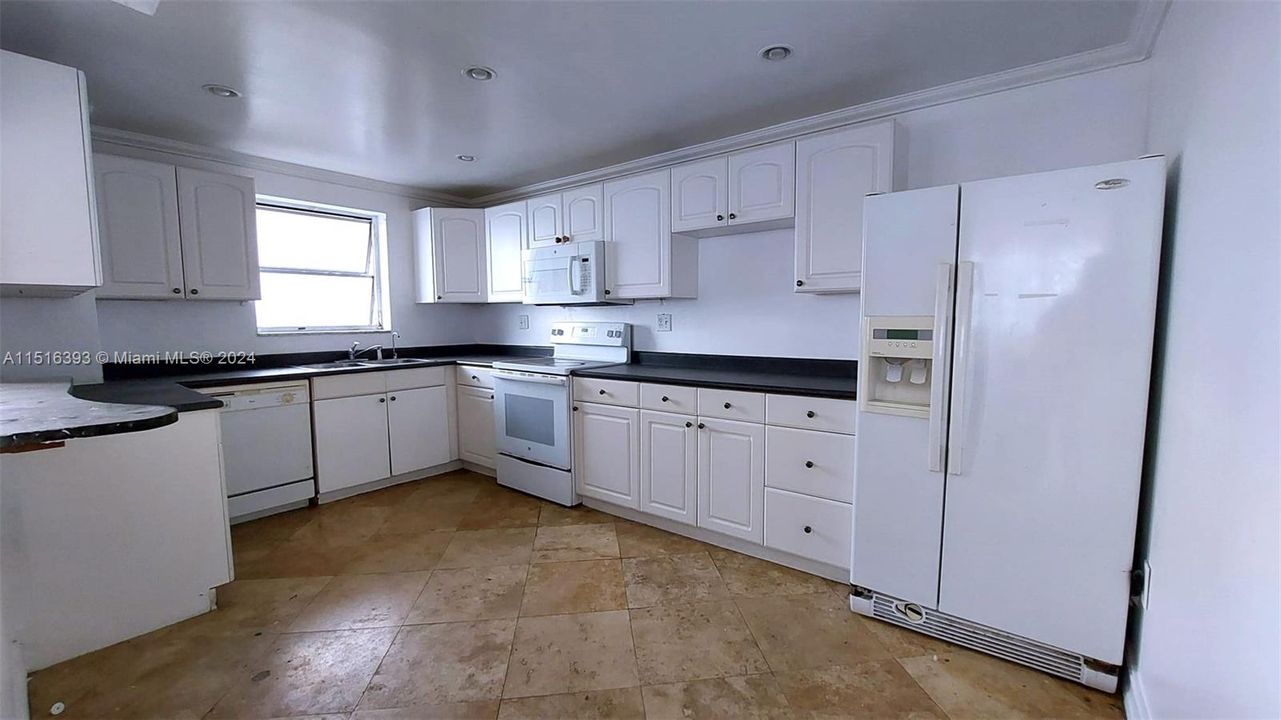 For Sale: $310,000 (2 beds, 2 baths, 1300 Square Feet)