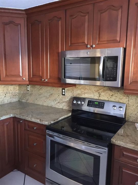 KITCHEN RANGE & MICROWAVE