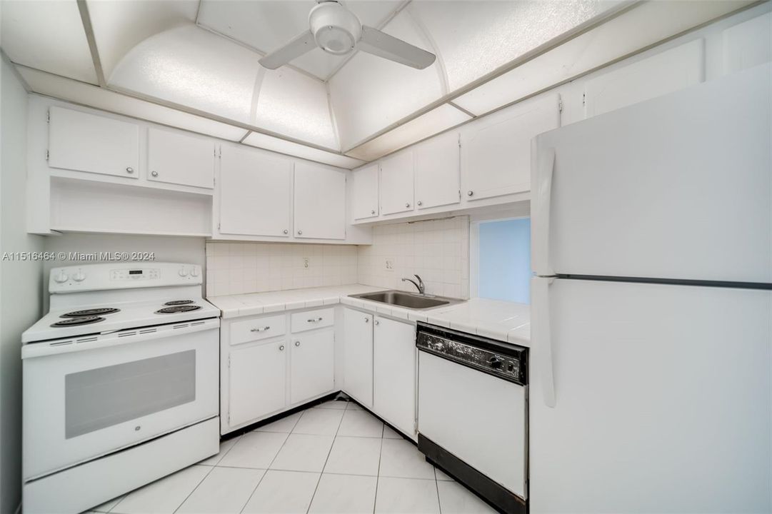 For Sale: $162,500 (1 beds, 1 baths, 830 Square Feet)