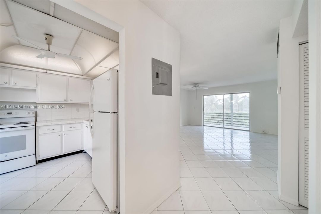 Active With Contract: $162,500 (1 beds, 1 baths, 830 Square Feet)