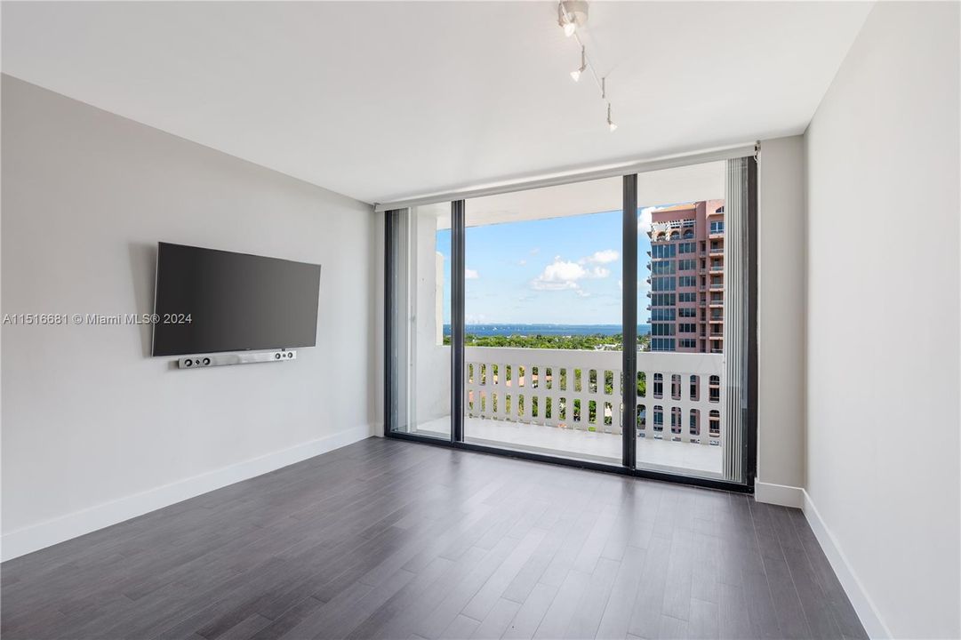 For Sale: $625,000 (1 beds, 1 baths, 910 Square Feet)