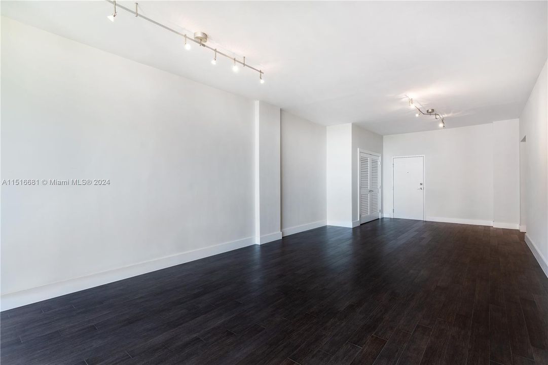 For Sale: $600,000 (1 beds, 1 baths, 910 Square Feet)