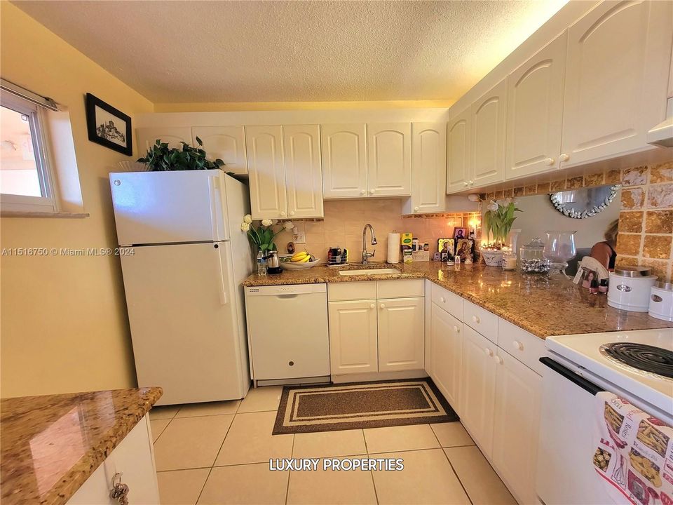 For Sale: $152,900 (1 beds, 1 baths, 894 Square Feet)