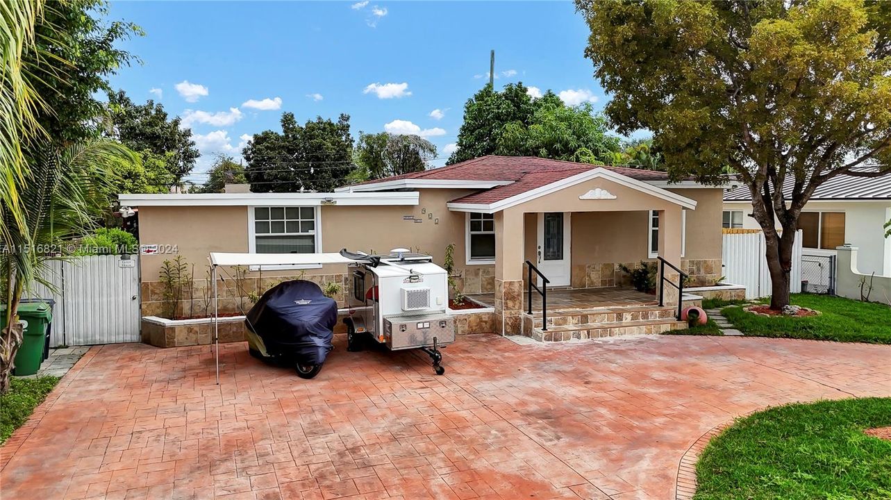 Recently Rented: $3,200 (3 beds, 2 baths, 1722 Square Feet)