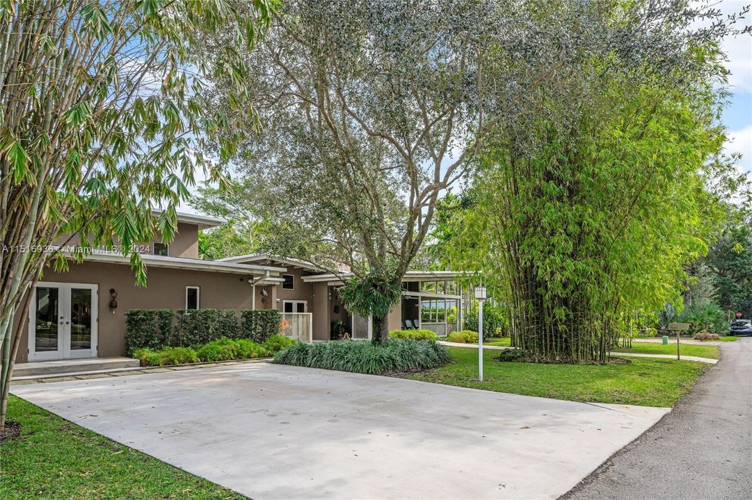 Recently Sold: $2,299,000 (3 beds, 2 baths, 3522 Square Feet)