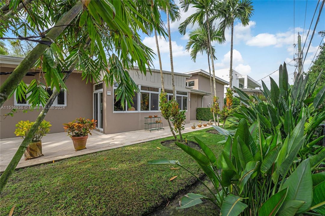 Recently Sold: $2,299,000 (3 beds, 2 baths, 3522 Square Feet)