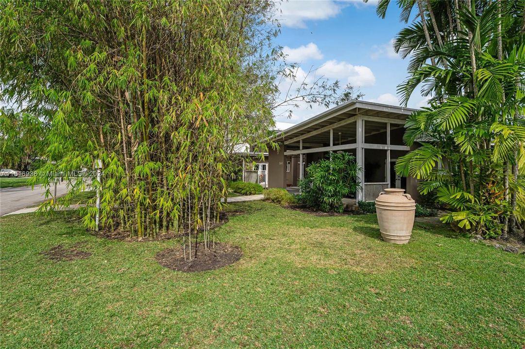 Recently Sold: $2,299,000 (3 beds, 2 baths, 3522 Square Feet)