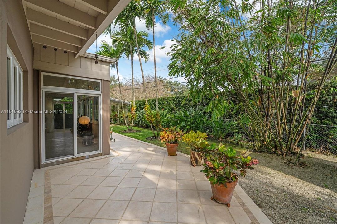 Recently Sold: $2,299,000 (3 beds, 2 baths, 3522 Square Feet)