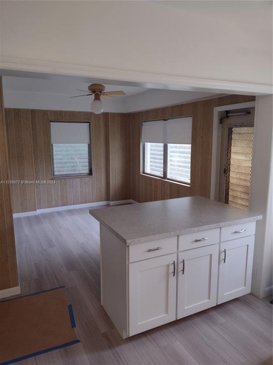 最近售出: $425,000 (3 贝兹, 2 浴室, 1586 平方英尺)